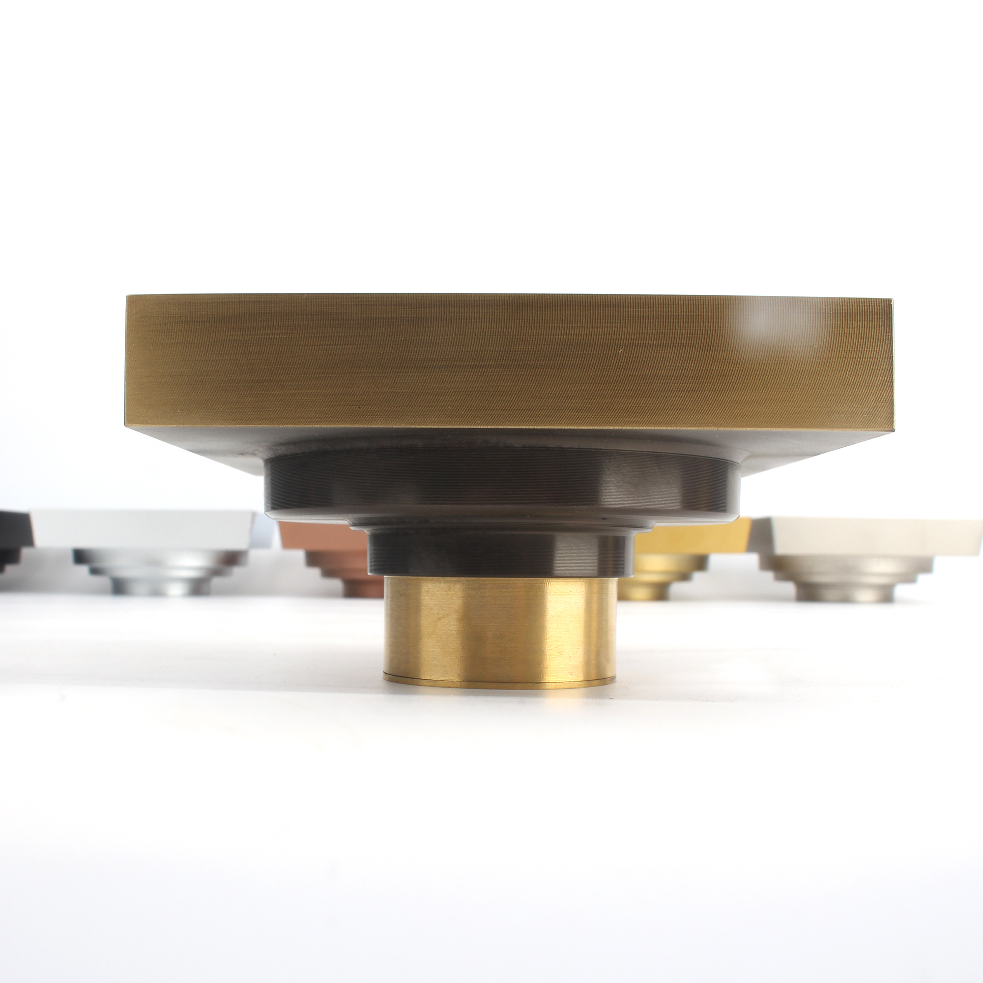 Últimas empresas Quando o Latão Encontra o Minimalismo Todo Branco — O Hack Dourado e Branco Atemporal